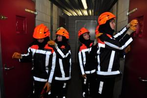 Jeugdbrandweer oefent bij IVM